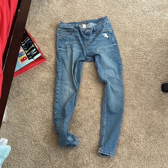 I am selling clothes that people want. - Picture 3 of 12